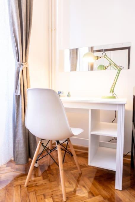 Διαμέρισμα And Comfy 2bdr Near Parliament *
